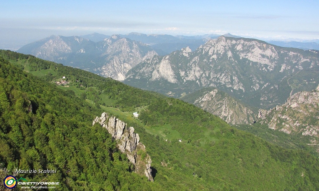21 Si viaggia verso i Piani d'Erna..JPG